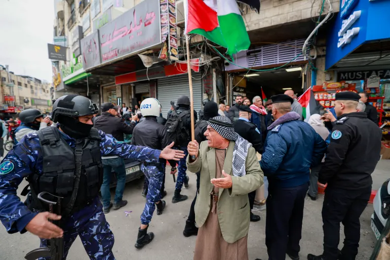 Policia palestineze shpërndan demonstruesit gjatë një proteste kundër përleshjeve midis forcave palestineze të sigurisë dhe grupeve të armatosura në qytetin verior të pushtuar të Bregut Perëndimor të Jeninit, 21 dhjetor 2024 [Jaafar Asktiyeh/AFP]